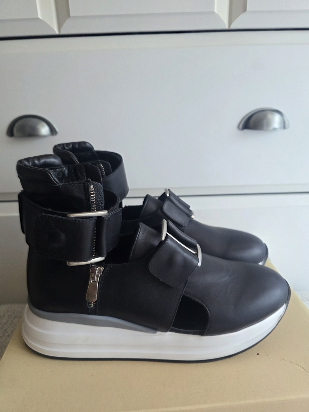 Women's Black Platform Leather Ankle Sneakers Size 8 -8,5 In between.